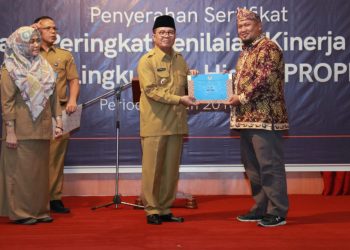 Fachrori Umar saat menyerahkan Sertifikat Profer/ist