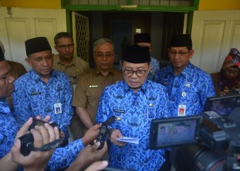 Gubernur Jambi Fachrori Umar saat diwawancari awak media/ (Foto: juanda/ampar)