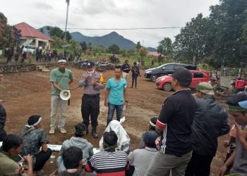 Warga Demo di Kantor Camat Jangkat timur/ist