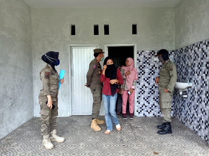 Tiga Pemudi Cantik bersembunyi di toilet (Ampar/Noval)