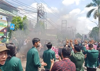 Foto: Aksi mahasiswa Unbari Jambi menolak disahkan UU cipta kerja