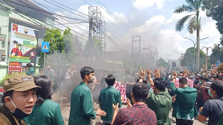 Foto: Aksi mahasiswa Unbari Jambi menolak disahkan UU cipta kerja