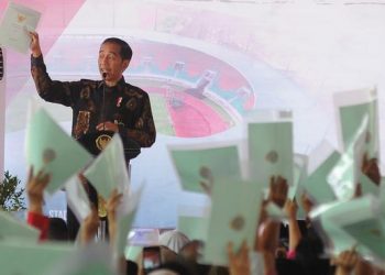 Jokowi saat membagikan sertifikat prona di jambi beberap tahun kalau/ist.net