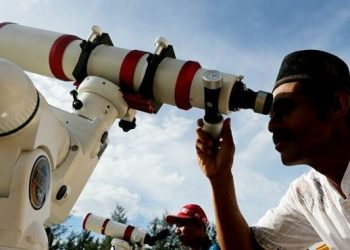 Petugas observatorium Tgk Chiek Kuta Karang Kementerian Agama Aceh memantau posisi hilal di Lhoknga, Aceh Besar. /Antara/Irwansyah Putra (Ist/net)