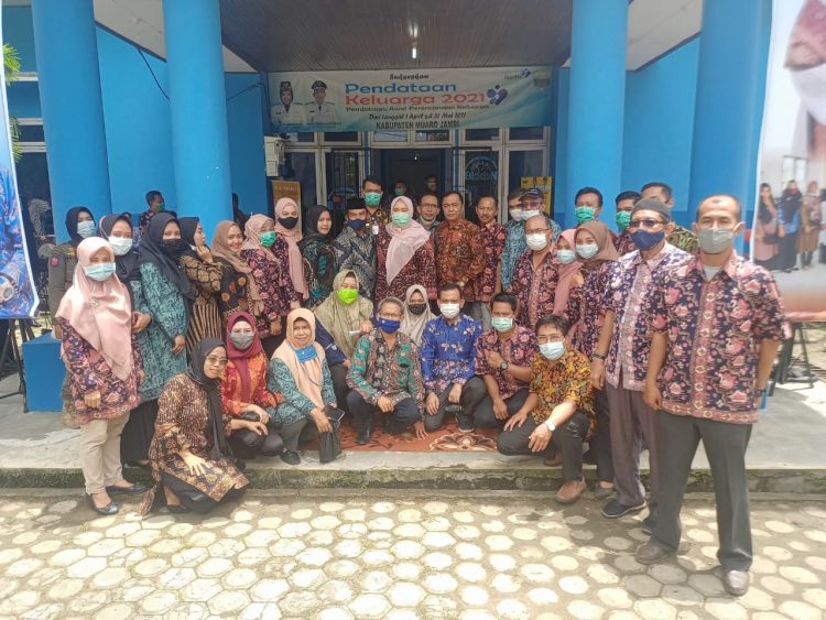 Usai Launching Pendataan BKKBN Muaro Jambi, Bupati Masnah Foto Bersama Dengan Jajaran Pegawai BKKBN Muaro Jambi