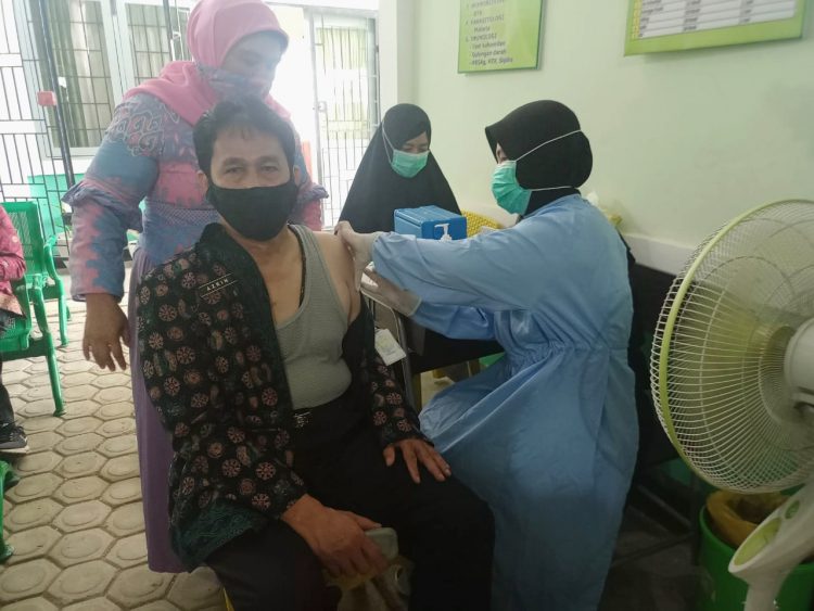 PJ Sekda Muaro Jambi Azrin sedang Lakukan Vaksin Tahap II