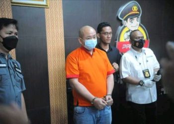 JT pelaku penganiayaan perawat insial CRS saat berada di Polrestabes Palembang, Sabtu (17/4/2021).(KOMPAS.COM/AJI YK PUTRA)