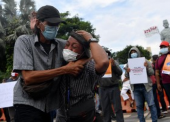 Wartawan yang tergabung dalam Forum Jurnalis se-Surabaya melakukan aksi teatrikal ketika aksi solidaritas jurnalis di Surabaya, Jawa Timur, Senin (29/3/2021). (ANTARA FOTO/Zabur Karuru)
