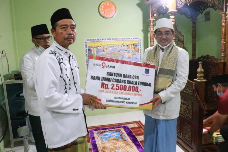 Bupati Anwar Sadat Menyerahkan Banuan/Doc.kominfo