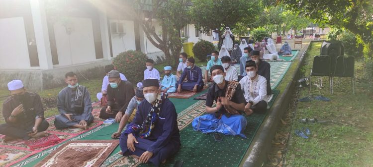 Potret shalat IED nakes dan pasien covid rumah isolasi BPSDM Jambi/Istimewa