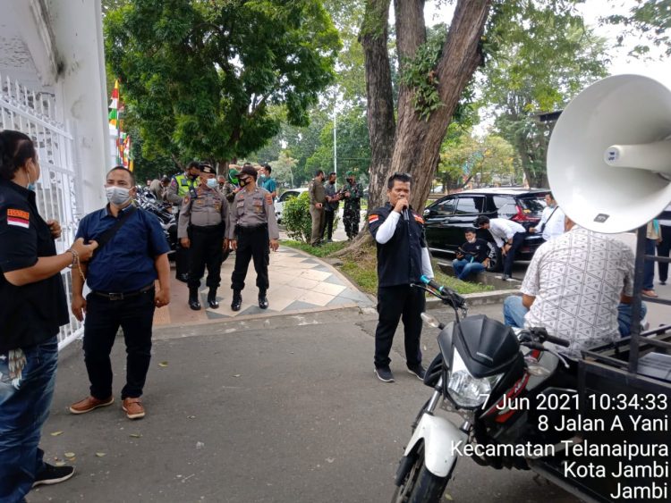 Ketua LMPP Jambi Attan Tambun Saat Berorasi di Depan Kantor Kejati Jambi, Senin (7/6/2021)