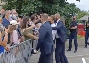 Sumber Foto: Presiden Prancis Emmanuel Macron, tengah, ditampar oleh seorang pria saat kunjungan ke Tain-l'Hermitage, di Prancis, Selasa, 8 Juni 2021. (BFM TV via AP)