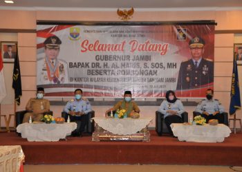 Gubernur Jambi Al Haris (Tengah)