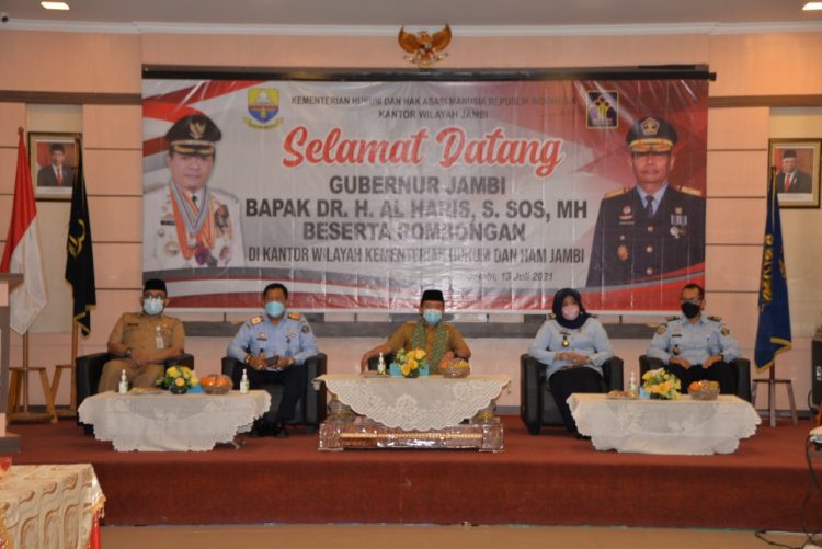 Gubernur Jambi Al Haris (Tengah)