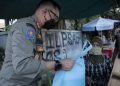 Satpol PP Kota Bogor viral di media sosial, dikira mau merazia, ternyata bagikan paket sembako ke pedagang kaki lima. /Tangkapan Layar Instagram.com/@satpolpp_kotabogor/