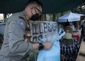 Satpol PP Kota Bogor viral di media sosial, dikira mau merazia, ternyata bagikan paket sembako ke pedagang kaki lima. /Tangkapan Layar Instagram.com/@satpolpp_kotabogor/