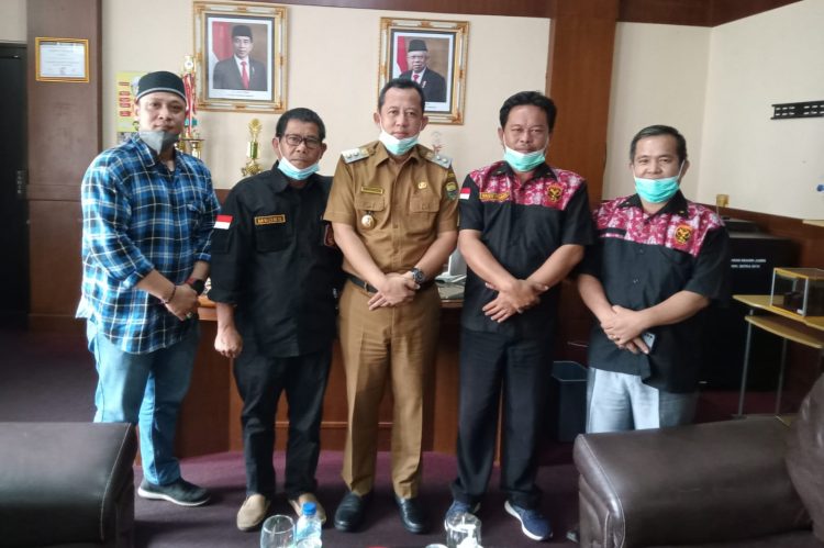 Perwakilan pengurus HWSB foto bersama Wabup Bambang Bayu Suseno diruang kerjanya, Selasa(14/9/2021)