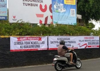 Sejumlah spanduk terpasang di sudut Alun-alun Banjarnegara, JawaTengah, setelah KPK menetapkan bupati setempat Budhi Sarwono sebagai tersangka korupsi.(KOMPAS.COM/FADLAN MUKHTAR ZAIN)