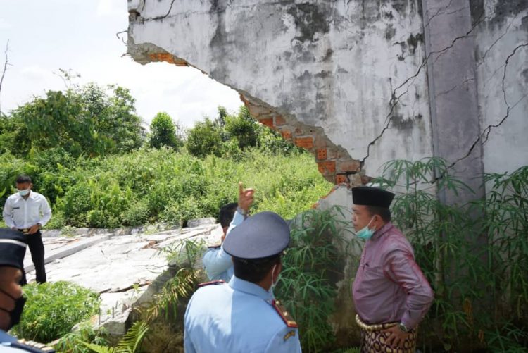 Al Haris Saat Meninjau Tembok Lapas Sarolangun yang Roboh