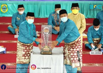 Bupati Romi saat Menyerahkan Piala Bergilir MTQ ke Gubernur Jami
