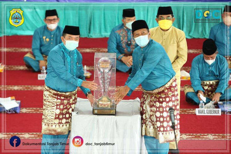 Bupati Romi saat Menyerahkan Piala Bergilir MTQ ke Gubernur Jami