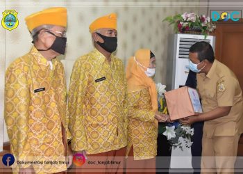 Bupati Romi saat Menyerahkan Bantuan ke Veteran