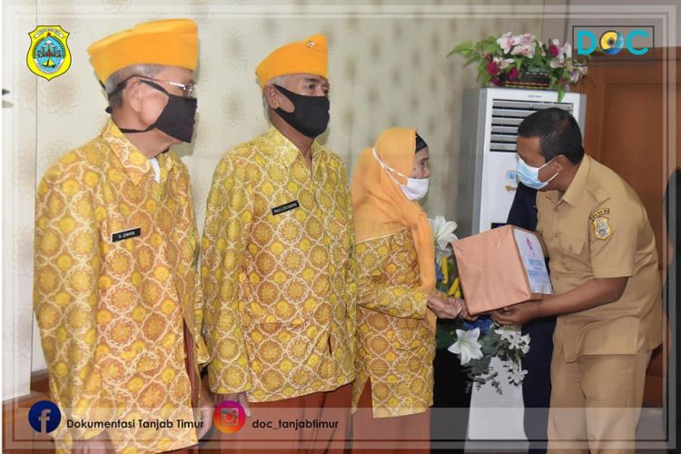 Bupati Romi saat Menyerahkan Bantuan ke Veteran