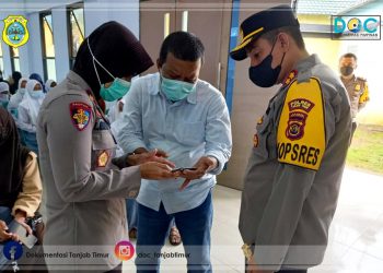 Bupati Romi saat meninjau vaksinasi pelajar