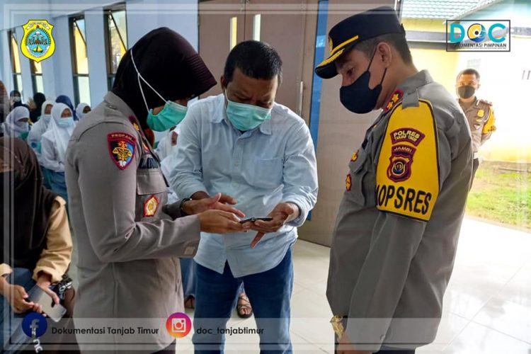Bupati Romi saat meninjau vaksinasi pelajar