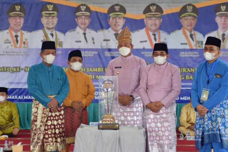 Wakil Gubenur Jambi Saat akan meyerahkan piala pemenang MTQ