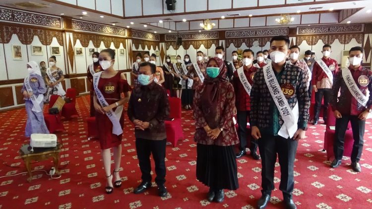 Gubernur Jambi Al Haris (tengah) dan Bujang Gadis Jambi 2021