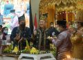 Al Haris saat menyuapi nasi tumpeng ke Cek Endra, pada HUT ke 22 Kabupaten Sarolangun
