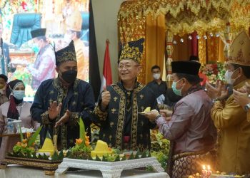 Al Haris saat menyuapi nasi tumpeng ke Cek Endra, pada HUT ke 22 Kabupaten Sarolangun