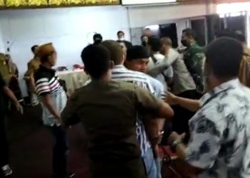 Tangakapan layar, Anggota DPRD Bungo nyaris adu jotos dengan warga