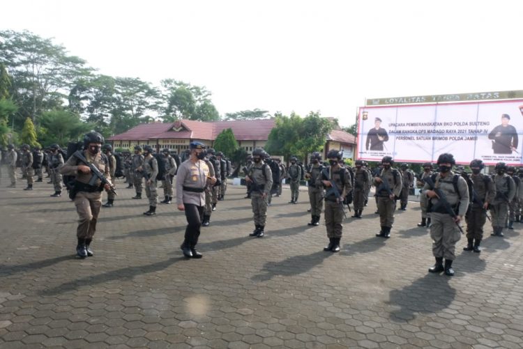 Kapolda Jambi Irjen Pol A Rachmad Wibowo, SIk memimpin upacara pemberangkatan 150 personel Brimob Polda Jambi