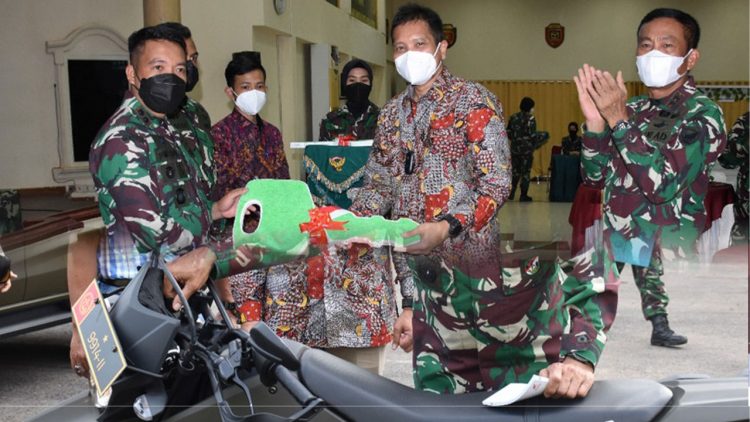 Suasana penyerahkan bantuan kendaraan operasional kepada Pangdam II/Sriwijaya