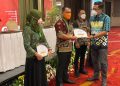 Kabid SMA Misrinadi, SP.d, MM saat menerima Piagam Penghargaan