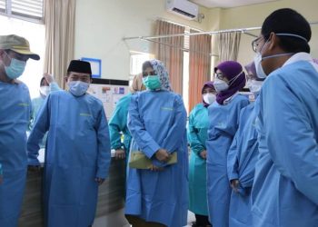 Al harus saat berbincang dengan Direktur dan Wakil Direktur RSUD Raden Mattaher