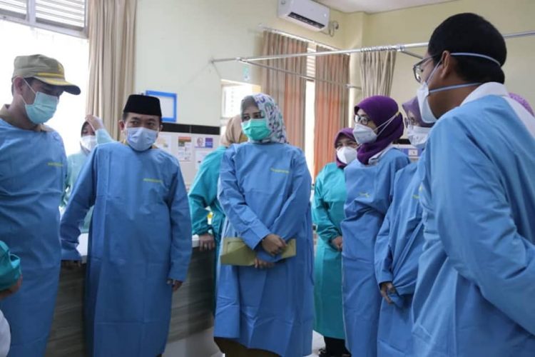 Al harus saat berbincang dengan Direktur dan Wakil Direktur RSUD Raden Mattaher