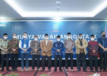 Al haris saat foto bersama dengan pengurus PKM Jambi