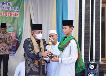 Abdullah Sani Wakil Gubernur Jmabi sat meneyerahkan piala ke Pemenang MTQ