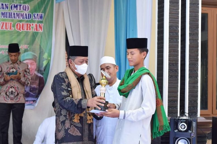 Abdullah Sani Wakil Gubernur Jmabi sat meneyerahkan piala ke Pemenang MTQ