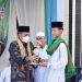 Abdullah Sani Wakil Gubernur Jmabi sat meneyerahkan piala ke Pemenang MTQ