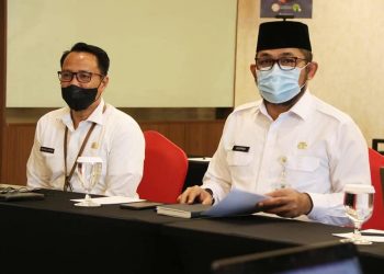 Sekda provinsi Jambi Sudirman (kanan)