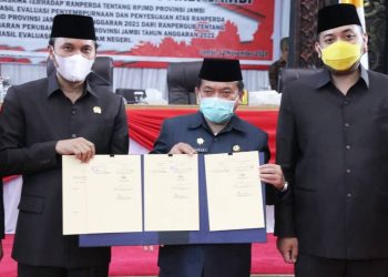 AL haris Gubernur Jambi (tengah)