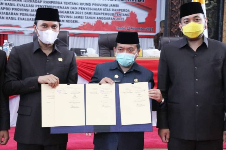 AL haris Gubernur Jambi (tengah)