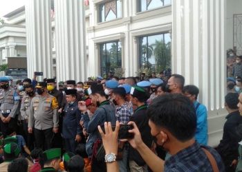 AL haris Gubernur Jambi saat menemui pendemo