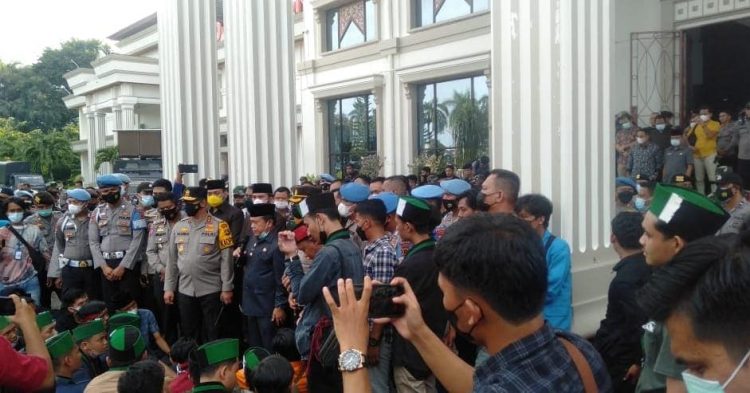 AL haris Gubernur Jambi saat menemui pendemo