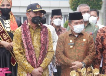 Gubernur Jambi AL Haris saat menyemabut Mentri PMK Muhadjir Efendy beserta rombongan tiba di bandara Sultan Thaha Saifuddin Jambi