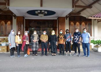 Gubbenru Jambi Al Haris (tengah)
